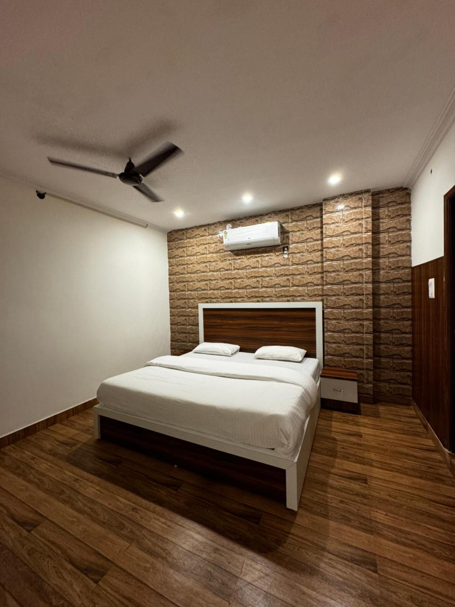 Hotel Walk Inn Faridabad Buitenkant foto